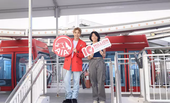 凡於 6月14日（星期六）乘坐香港摩天輪的乘客，將有機會獲得限量版紀念摩天輪門票一張，而其中100張更會有軒仔的親筆簽名。