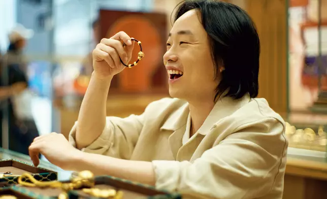 Jimmy O. Yang（歐陽萬成）快閃深水埗青山道「尋金記」。