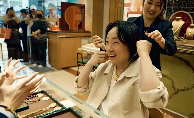 走入周生生地道港風主題店。