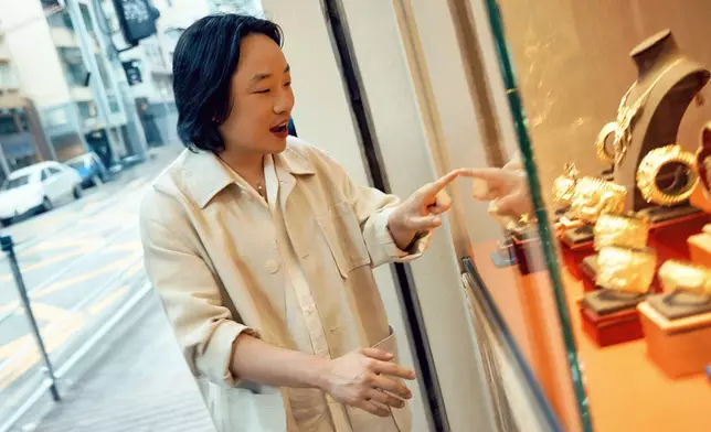 歐陽萬成讚嘆黃金工藝與設計演變與創新。