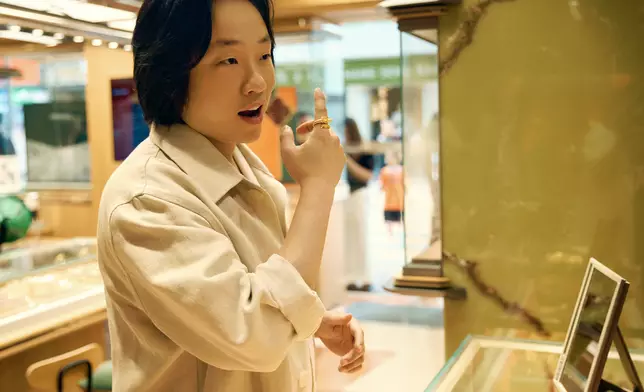 歐陽萬成親身體驗黃金工藝進化論。