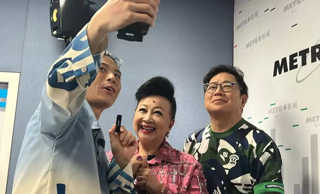 薛家燕接受李有毅與兒子李國煒新城《Ben同Benson「chur」到行》節目訪問。