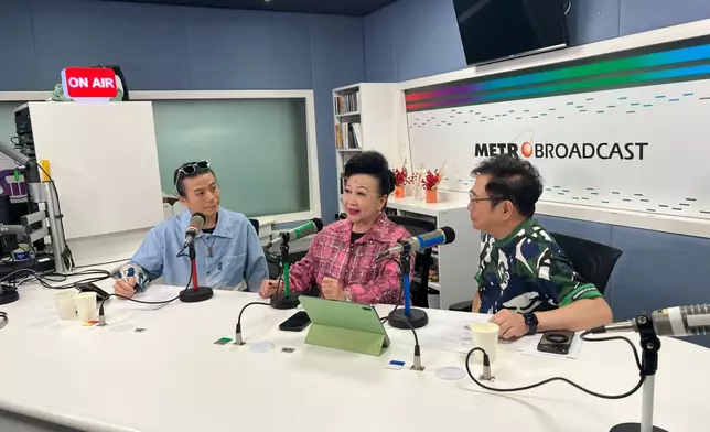 薛家燕接受李有毅與兒子李國煒新城《Ben同Benson「chur」到行》節目訪問。