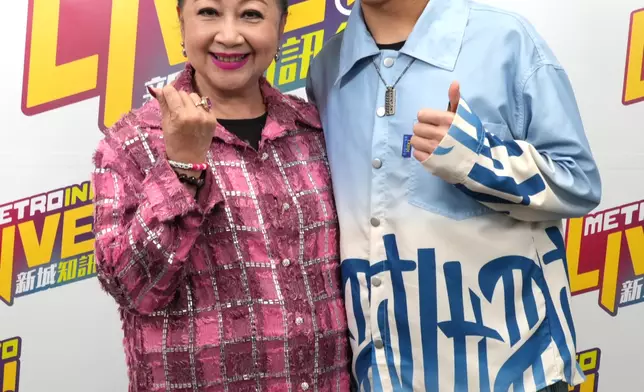 薛家燕與現已三十多歲的李國煒合照。