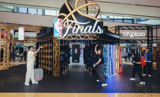 Stanley與粉絲切磋球技。