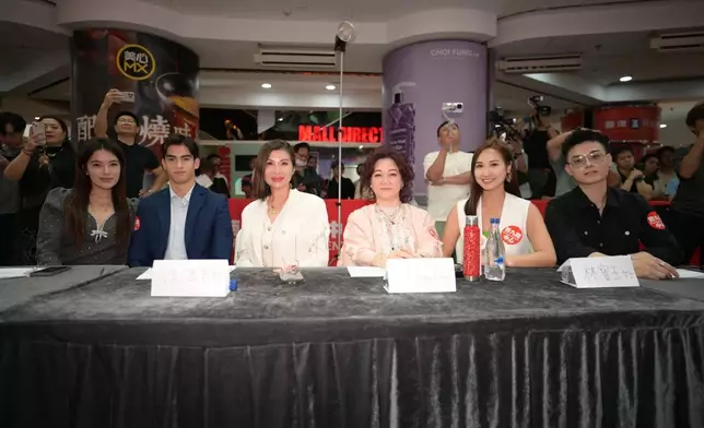 評審團（左起）模二代高靖、《第二屆國際超級模特兒大賽2024》冠軍 Deniz、國際名模教母徐濤、I.B.H. 國際美容健康總聯合會創會會長Dr. Carmen Pang、林寶玉、星級導師Alwyn Chan