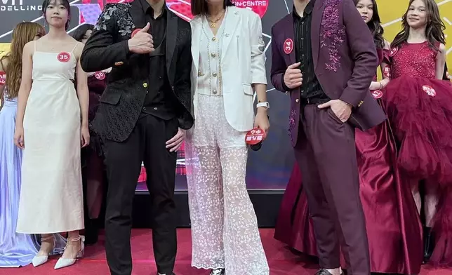 徐濤與18歲雙胞胎兄弟(左)蔡鴻彬Lincon與(右)蔡鴻森Watson