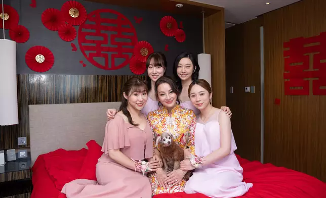 珊姐長女劉詠詩（Wynce）跟伴娘和姊妹合照。