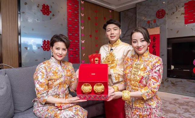 珊姐送贈女兒一對龍鳯金鈪，認真重手。