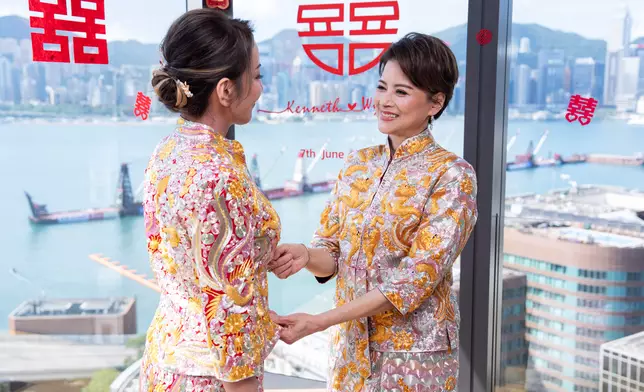 珊姐看着囡囡詠詩出嫁，既興奮又感動。