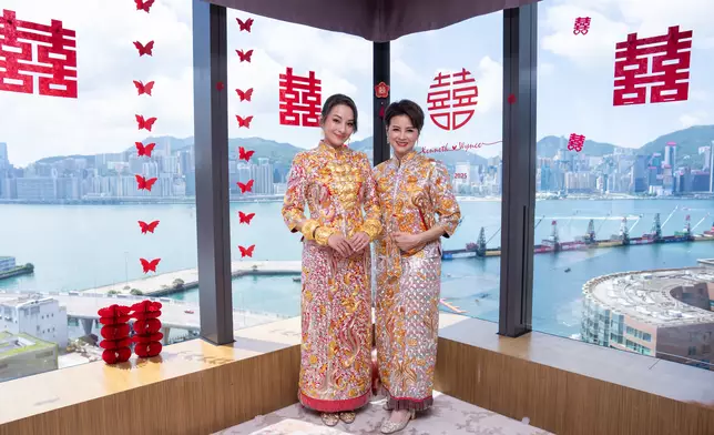 珊姐跟餅印囡囡詠詩，絕對是最靚外母和新娘典範。