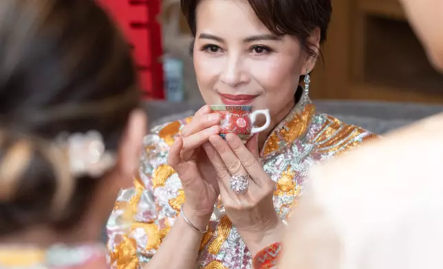 珊姐飲外母茶，亦掩不住心裡的開心！