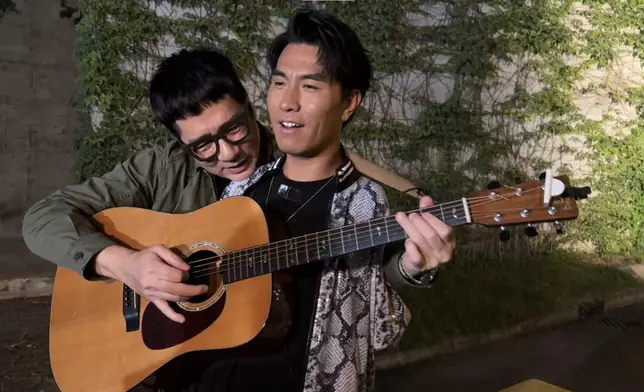 李金凱借豹哥雙手彈結他。