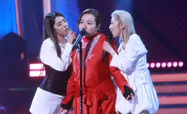 林思彤和陳芊芸巧妙地脫下黃博的衣服