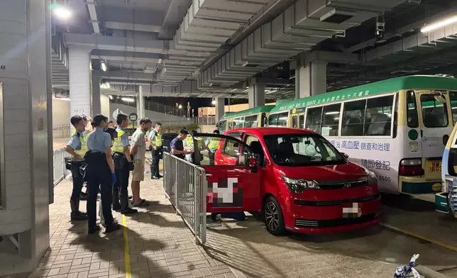 警方截查可疑私家車。