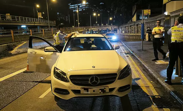 警方截查可疑私家車。