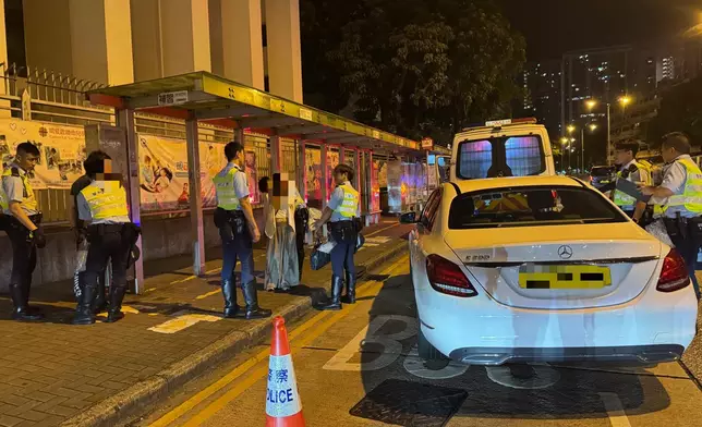 警方截查可疑私家車。