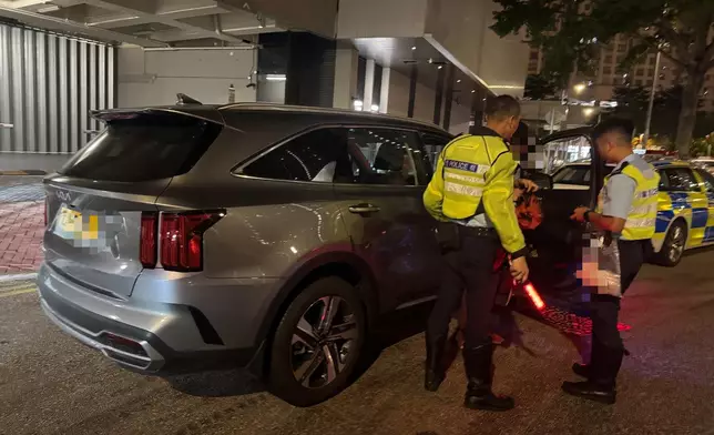 警方截查可疑私家車。