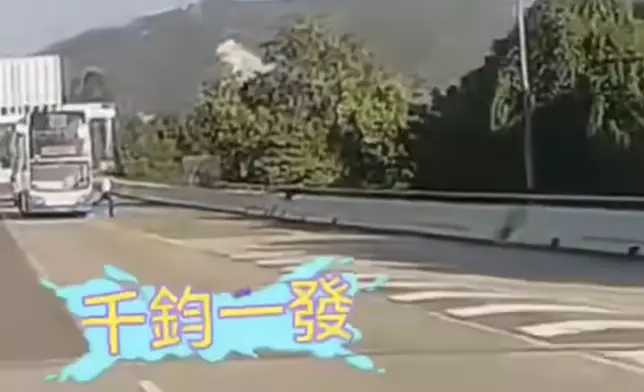 港深西部公路警員墮橋片段，警員自巴士走下。網上片段截圖