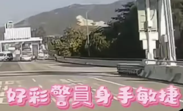 港深西部公路警員墮橋，後面的輛巴士撞過來，兩名警員走避。網上片段截圖
