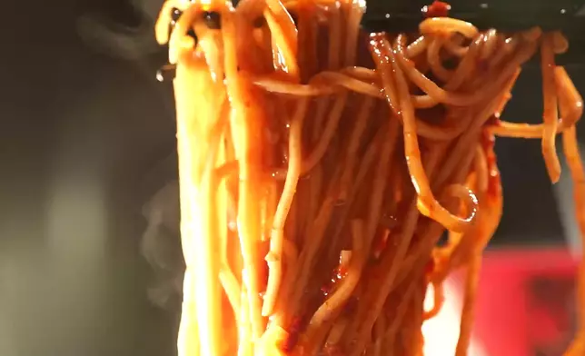 睇吓掛住啲麵嘅辣汁！