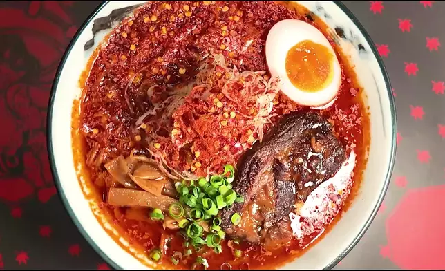 呢個拉麵除咗夠辣，個湯底都好有特色。