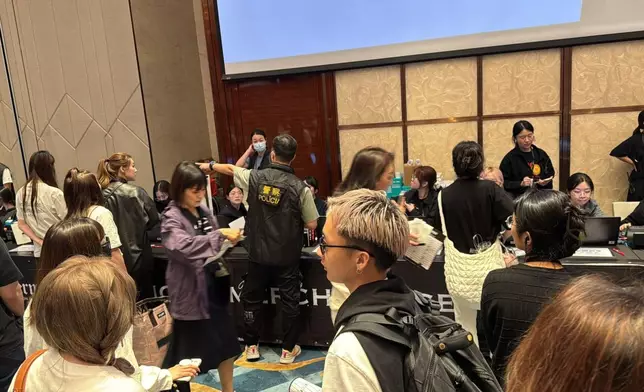 現場粉絲爆料在6月7日周邊售賣現場，澳門警方到場進行突擊檢查。 網上圖片