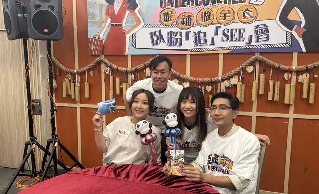《臥粉簽名會》阿正、妹頭與臥粉合照。