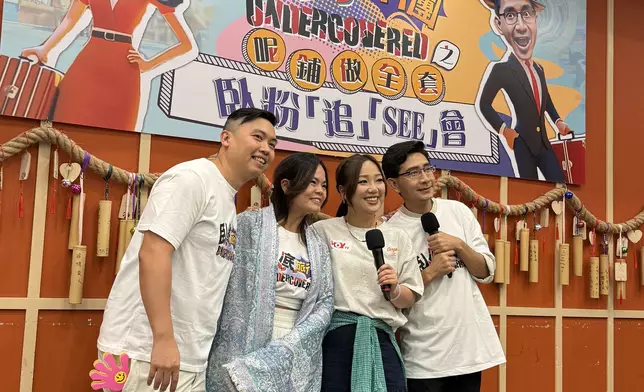 妹頭送出杜拜買的手信圍巾給臥粉。