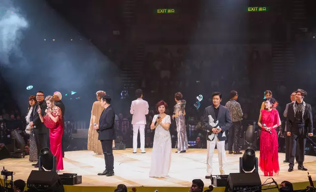 歌手大合唱《前程錦繡》。