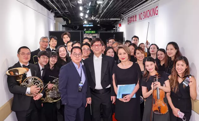 丘亞葵和麥家樂擔任指揮的寰宇交響樂團。