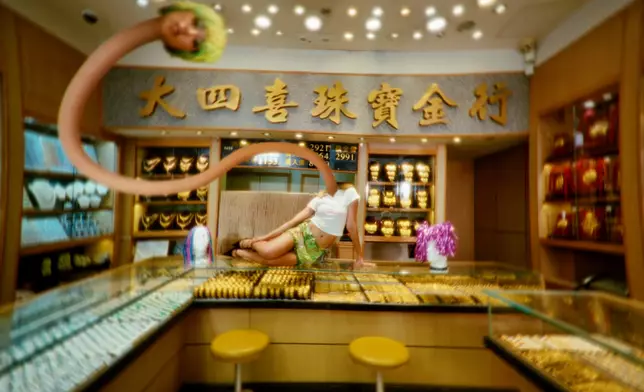 MV中，JACE的頭部如蛇般延伸。