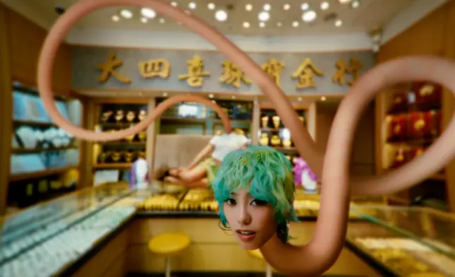 MV中，JACE的頭部如蛇般延伸。