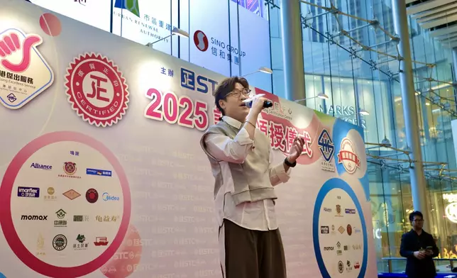 啟豪首次現場演出劇歌《有天做證》。