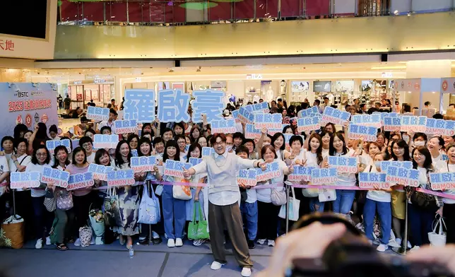 啟豪一如以往大批歌迷健身撐場。