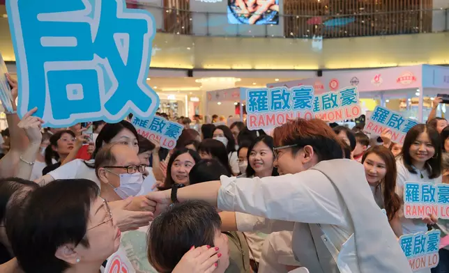 啟豪與現場觀眾握手互動表現親民。