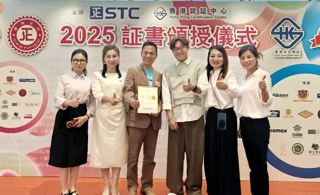 啟豪對獲獎單位要求合照來者不拒。