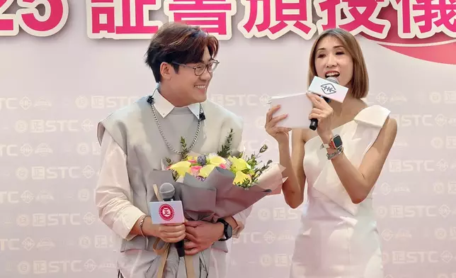 啟豪對587字歌詞少換氣位挑戰成功表示開心。