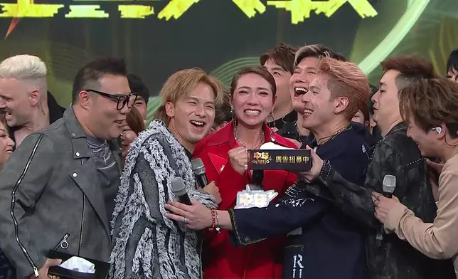 與一眾的「中123生」相擁。