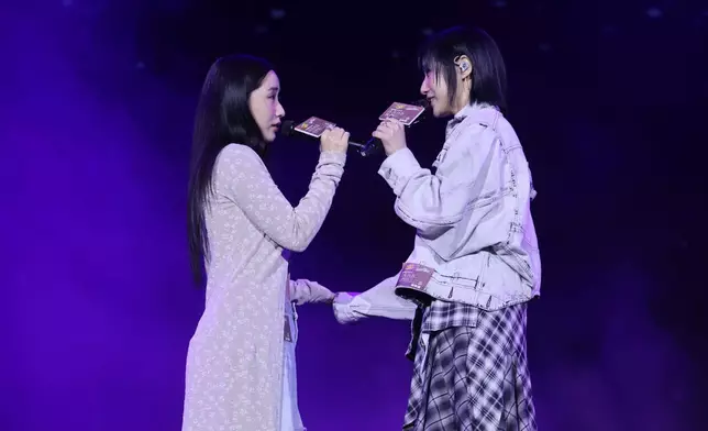 張蔓姿、張蔓莎兩姊妹合唱。