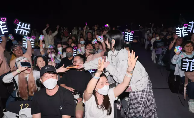 張蔓姿落台派朱古力！