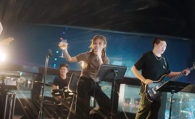 全場座無虛席，現場氣氛熱烈高漲。