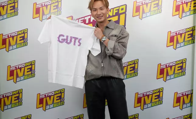 周吉佩展示應援會Tee！