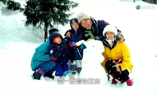 四叔笑容慈祥，盡顯寵孫一面。