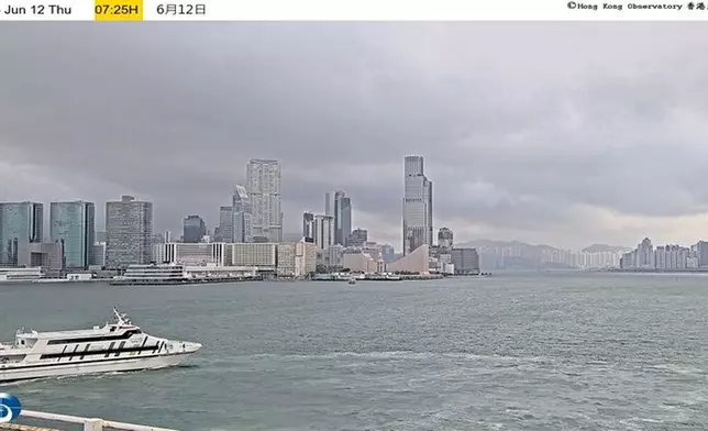 天文台預測星期五初時的風力會稍為減弱，但隨後本港將逐漸轉吹偏南風，並間中有狂風大驟雨。天文台網上圖片