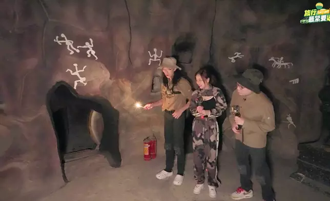 三人明晚玩密室逃脫遊戲。