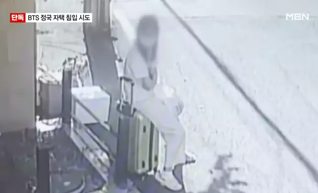 有韓媒取得片段，指該女子在當日下午已經在柾國寓所門前徘徊。MBN影片截圖