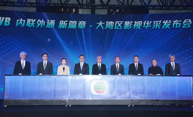 主禮嘉賓：黎瑞剛(右五)、許濤(左四)、曾志偉(右二)、蕭世和(左一)、曾國衞(右四)、燕旎(左三)、李曙光(右三)、陳曉偉(左二)、劉震(右一)主持「TVB 內聯外通新篇章大灣區影視華采 發布會」啟動儀式。