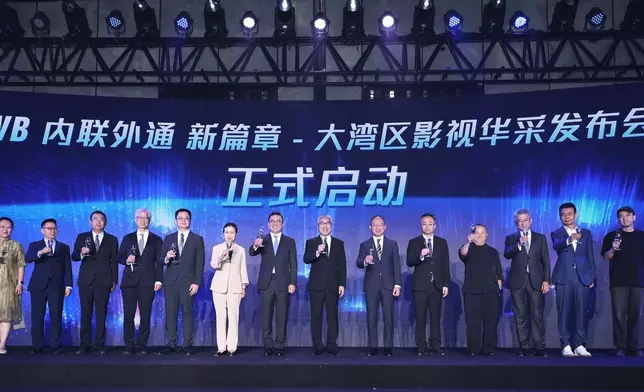 主禮嘉賓：黎瑞剛(左八)、許濤(左七)、曾志偉(右四)、蕭世和(左四)、曾國衞 (右六)、燕旎(左六)、李曙光(右五)、陳曉偉(左五)、劉震(右三)與五位簽訂戰略合作備忘錄嘉賓：梁柱(右二)、黃啟明 (左三)、岳坤(左二)、王瑋(左一)及黃星(右一)一同舉杯祝酒。