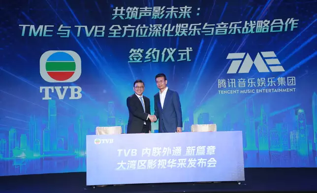 許濤 (左)與梁柱簽訂「共築聲影未來：TME與TVB全方位深化娛樂與音樂戰略合作」協議備忘錄。